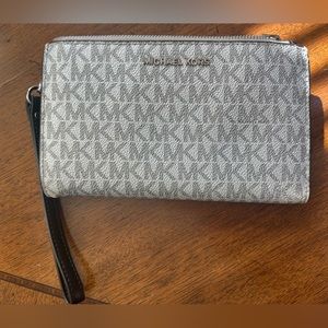 Michael Kors Smartphone Wristlet Wallet